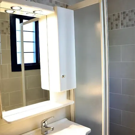 Zoe With Seaview Near Golden *